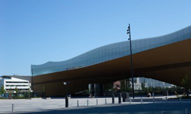 Helsinki, Finlandiya - 24 Temmuz 2019: Yazın Helsinki Halk Kütüphanesi 'nin dışı 