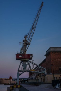 Helsinki limanındaki eski vinç, rıhtım, depo ve sanayi binaları 