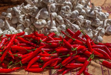 İsviçre 'de bir çiftçi pazarında acı biber ve sarımsak soğanı.  