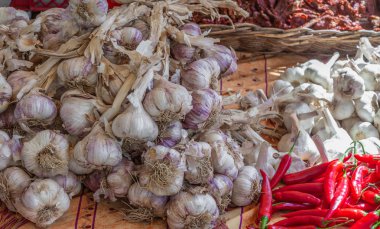 İsviçre 'de bir çiftçi pazarında acı biber ve sarımsak soğanı. 