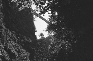 Yazın İsviçre 'de Bad Ragaz yakınlarındaki Tamina Vadisi' ni analog film fotoğrafçılığıyla aşan köprü.  