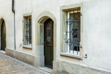 Zürih 'in göbeğindeki dar ortaçağ şeritleri ve evler