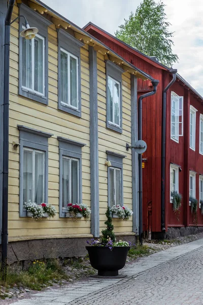 Finlandiya Nın Porvoo Şehrinde Yaz Akşamları Kaldırımlı Sokaklar Renkli Boyanmış — Stok fotoğraf