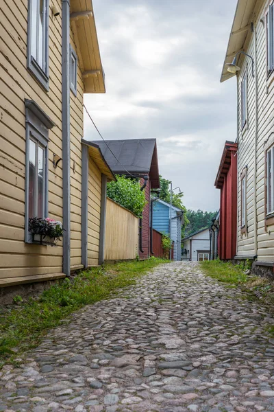 Finlandiya Nın Porvoo Şehrinde Yaz Akşamları Kaldırımlı Sokaklar Renkli Boyanmış — Stok fotoğraf