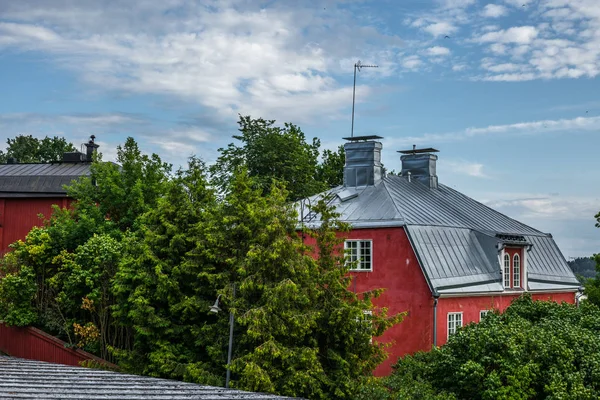 Finlandiya Nın Porvoo Şehrinde Yaz Akşamları Kaldırımlı Sokaklar Renkli Boyanmış — Stok fotoğraf