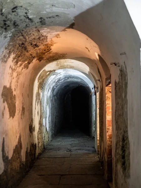 旧ベネディクト会修道院の暗い廊下とスイスの悪い牧民のスパ — ストック写真