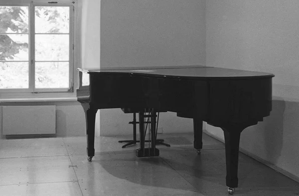 Sviçre Analog Film Fotoğrafçılığıyla Çekilmiş Eski Bir Kuyruklu Piyano — Stok fotoğraf