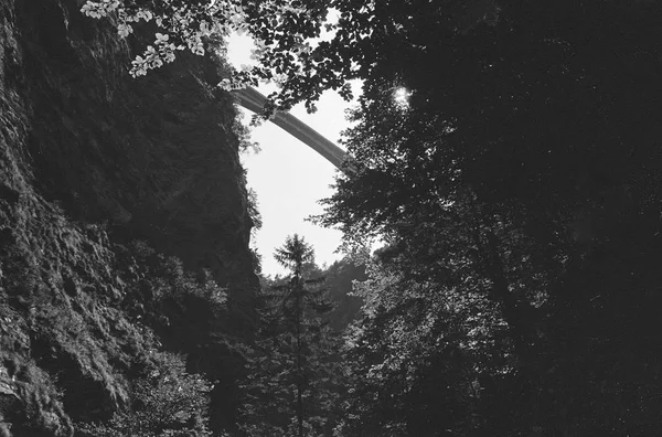スイスのバッド ラガズ近くのタミーナ渓谷に架かる橋をアナログフィルムで撮影 — ストック写真