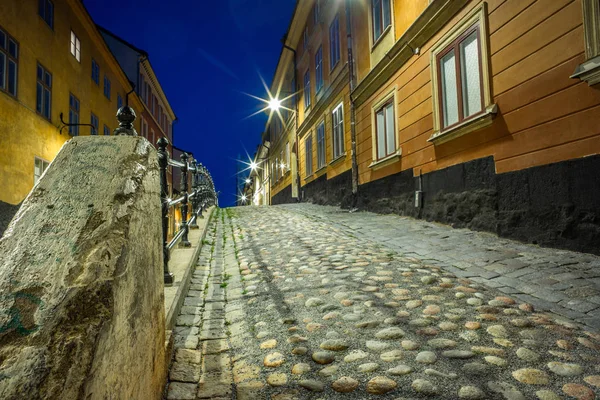 Vecchia Strada Acciottolata Colorata Stretta Stoccolma Notte — Foto Stock