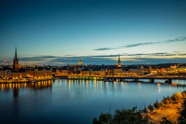 Een Kleurrijke Zonsopgang Boven Stockholm Met Lichten Die Reflecteren Het — Stockfoto