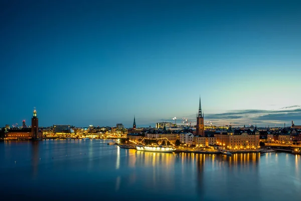 Colorido Amanecer Sobre Estocolmo Con Las Luces Reflejándose Las Tranquilas — Foto de Stock