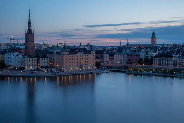 Barevný Východ Slunce Nad Stockholmem Světly Odrážejícími Klidnou Mořskou Vodu — Stock fotografie