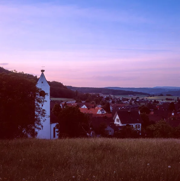 Campanario Iglesia Stadel Suiza Atardecer Con Nido Grúas Rodado Con —  Fotos de Stock