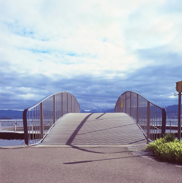 Puente Peatonal Para Muelle Lago Zurich Filmado Con Una Técnica — Foto de Stock