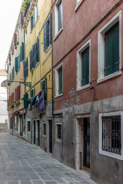 Coronavirus sırasında Venedik 'in boş dar sokaklarındaki ışık ve gölgeler