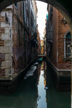 Kilitleme sırasında Venedik 'teki su kanallarının, köprülerin ve eski sarayların gün doğumunda görüntüsü