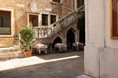 Coronavirus sırasında Venedik 'in boş dar sokaklarındaki ışık ve gölgeler