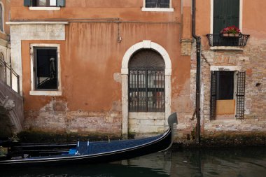 Kilitleme sırasında Venedik 'teki su kanallarının, köprülerin ve eski sarayların gün doğumunda görüntüsü