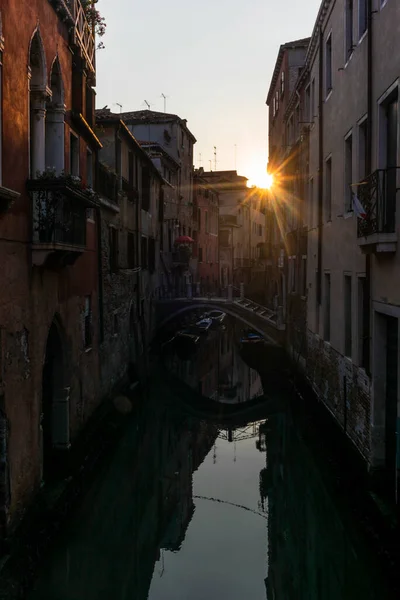 Widok Kanały Wodne Mosty Stare Pałace Wenecji Wschodzie Słońca Podczas — Zdjęcie stockowe