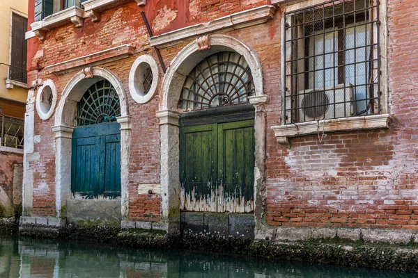 Wejście Kanałami Wodnymi Starych Pałaców Wenecji Widziane Gondoli — Zdjęcie stockowe