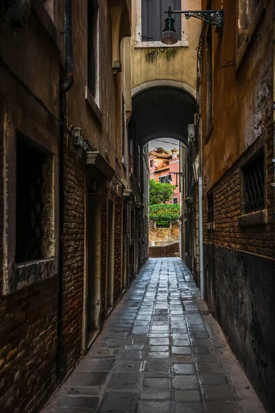 Φως Και Σκιές Στα Άδεια Στενά Σοκάκια Της Βενετίας Κατά — Φωτογραφία Αρχείου