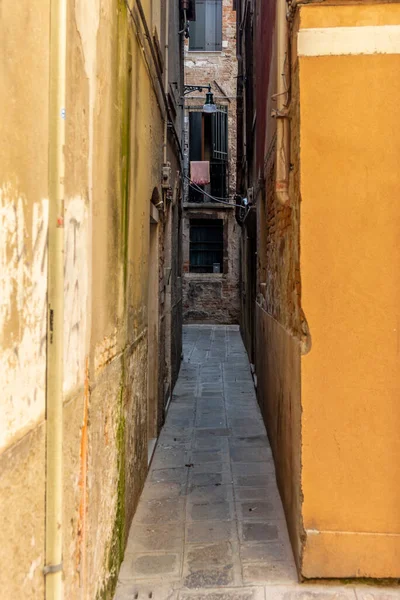コロナウイルスの間のヴェネツィアの空の狭い路地の光と影 — ストック写真