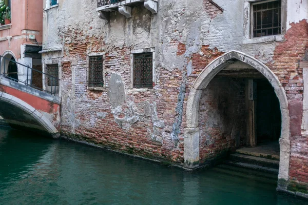 Wejście Kanałami Wodnymi Starych Pałaców Wenecji Widziane Gondoli — Zdjęcie stockowe
