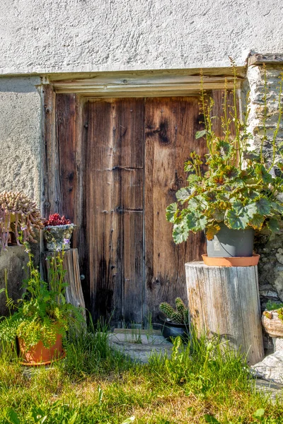 İsviçre Alplerinde bir çiftlik evinin eski ahşap kapısı.