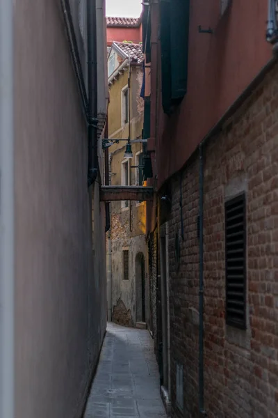 Світло Тіні Порожніх Вузьких Проспектах Венеції Під Час Коронавірусу — стокове фото