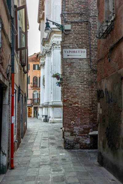 Φως Και Σκιές Στα Άδεια Στενά Σοκάκια Της Βενετίας Κατά — Φωτογραφία Αρχείου