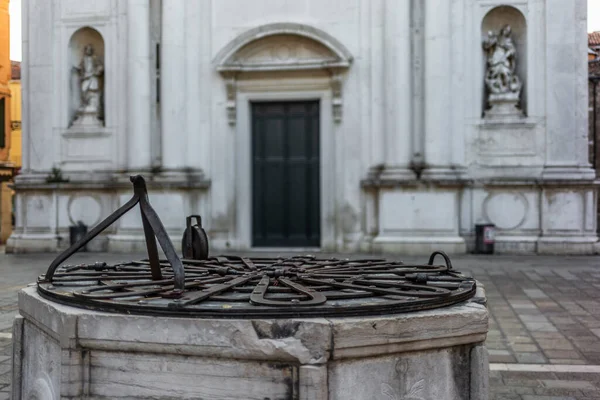 Detail Wrought Iron Drinking Water Well Venice Courtyart Church — Stock Photo, Image