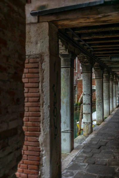 Cahaya Dan Bayangan Gang Sempit Venesia Yang Kosong Selama Koronavirus — Stok Foto