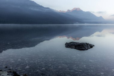 Güneş doğarken, Silvaplana Gölü 'ne yansıyan dağlar... Suyun üzerinde sis...