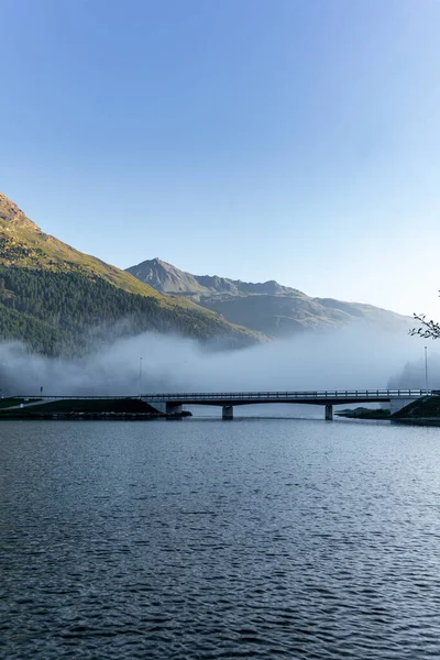 Brouillard Entourant Pont Sur Lac Silvaplana Dans Vallée Engadin Lever — Photo