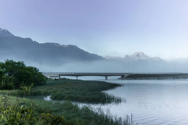 日出时分 恩加丁山谷Silvaplana湖上大桥周围的雾 — 图库照片