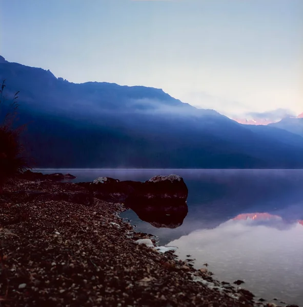 Dağlar Evler Ağaçlar Silvaplana Gölü Yansıyor Engadin Vadisi Nde Gün — Stok fotoğraf