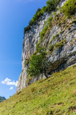 İsviçre, Appenzell 'deki Aescher uçurumunun etrafındaki dik Alpstein dağlarının görkemli manzarası.