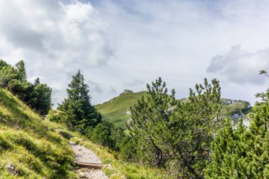 İsviçre, Appenzell 'deki Aescher uçurumunun etrafındaki Alpstein dağ sırasındaki görkemli Schaefler zirvesine uzanan dik yol.