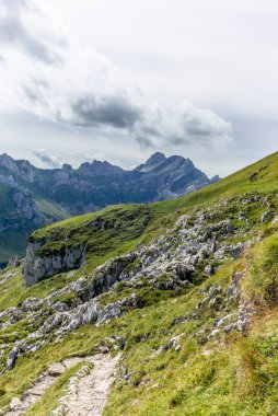 İsviçre, Appenzell 'deki Aescher uçurumunun etrafındaki Alpstein dağ sırasındaki görkemli Schaefler zirvesine uzanan dik yol.