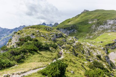İsviçre, Appenzell 'deki Aescher uçurumunun etrafındaki Alpstein dağ sırasındaki görkemli Schaefler zirvesine uzanan dik yol.