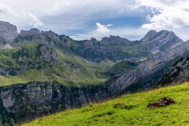 İsviçre, Appenzell 'deki Meglisalp köyü İsviçre Alpleri' ndeki Alpstein Dağları 'nın yüksek tepeleri arasında yer almaktadır.