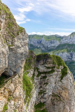 İsviçre, Appenzell 'deki Alpstein dağlarının zirvesinin dik yamacında.