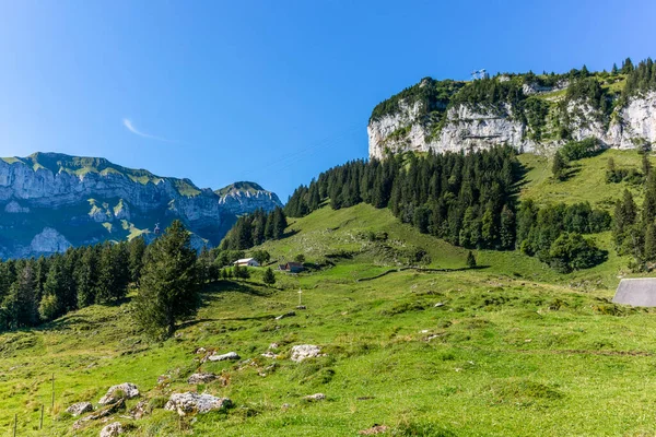 Majestatyczny Krajobraz Stromego Pasma Górskiego Alpstein Wokół Klifu Aescher Appenzell — Zdjęcie stockowe