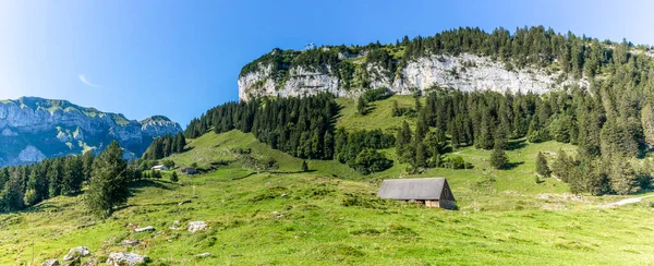 スイス アッペンツェルのアイスチャー崖の周りの険しいアルプシュタイン山脈の壮大な風景 — ストック写真