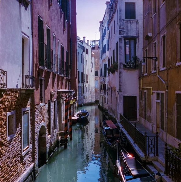 Widok Kanałów Wodnych Mostów Starych Pałaców Wenecji Nakręcony Analogową Techniką — Zdjęcie stockowe