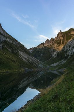 Ay ve Alpstein sıradağları güneş doğarken İsviçre kantonu Appenzell 'deki Faelensee Gölü' nü yansıtır.