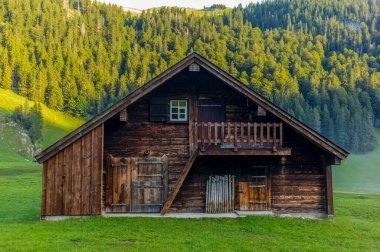 Saemtisersee gölüne giden yol sabahın erken saatlerinde sisle kaplıydı. Appenzell 'deki eski ahşap ahırlar ve kulübeler.