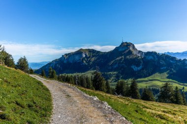 Sonbaharda Appenzeller dağlarının tepesinde inek ahırları ve küçük kulübeleri olan Alp.