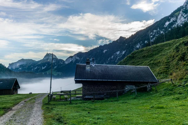Cesta Vedoucí Jezeru Saemtisersee Pokrytá Mlhou Časně Ráno Starými Dřevěnými — Stock fotografie