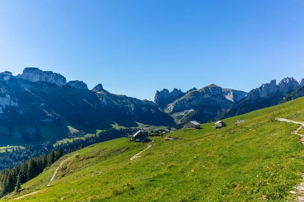 Alpy Stajniami Dla Krów Domkami Letniskowymi Szczycie Gór Appenzeller Jesienią — Zdjęcie stockowe